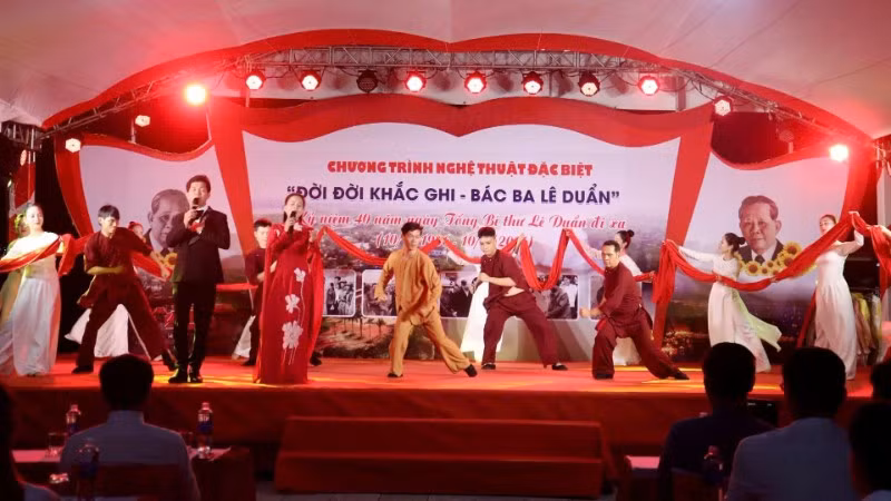Biểu diễn của ca sĩ Thái Song và Minh Loan trong chương trình nghệ thuật.