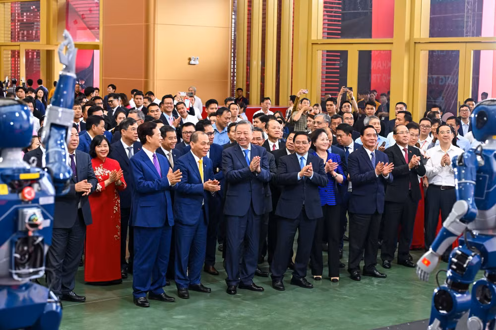 Tổng Bí thư Tô Lâm, Thủ tướng Phạm Minh Chính, nguyên Thủ tướng Nguyễn Tấn Dũng cùng các vị lãnh đạo Đảng và Nhà nước, thành phố Hà Nội dự buổi lễ tại đầu cầu Trung tâm Hội chợ Triển lãm quốc gia. (Ảnh: THÀNH ĐẠT)