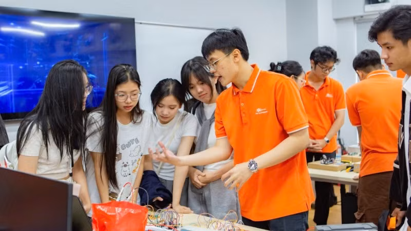 Học sinh trung học phổ thông tham gia sự kiện trải nghiệm FPTU Open Day.