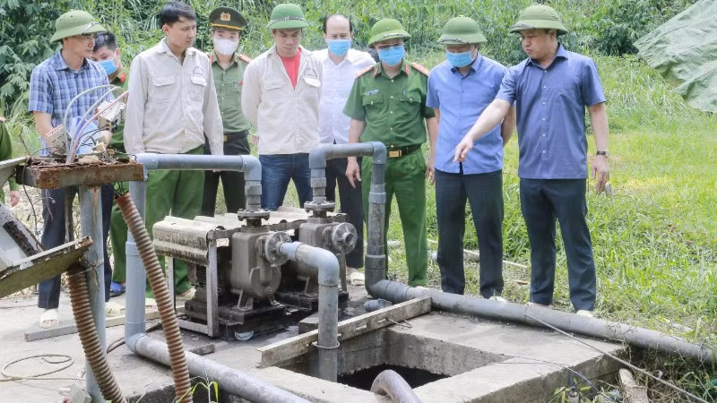 Lãnh đạo Ủy ban nhân dân tỉnh Thanh Hóa cùng cơ quan chức năng kiểm tra hiện trường vụ tai nạn lao động tại trang trại chăn nuôi của Công ty trách nhiệm hữu hạn DABACO Thanh Hóa. (Ảnh: LÊ HỢI)
