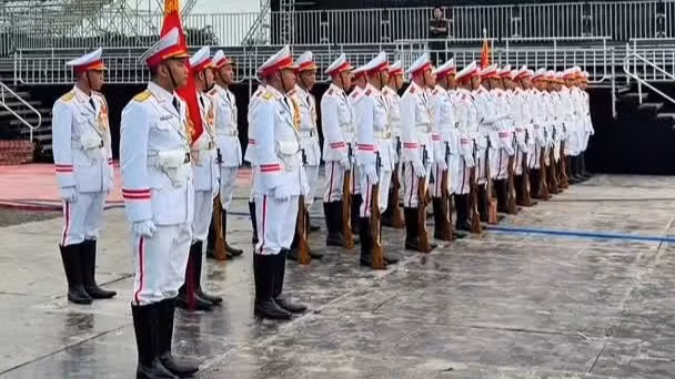Khối tiêu binh tập dượt trên sân khấu chính của Tổ quốc trong tim 2