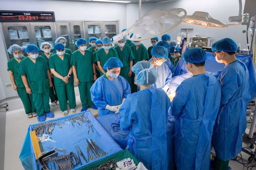 Mới đây, Bệnh viện Đa khoa Xanh Pôn thực hiện thành công ca lấy - ghép đa tạng từ một người hiến chết não, "hồi sinh" sự sống và mang lại hy vọng cho 7 bệnh nhân khác nhau. Ảnh: BVXP