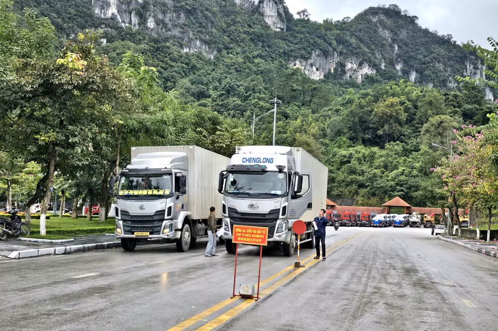 Lực lượng chức năng kiểm tra phương tiện chở hàng xuất khẩu qua Cửa khẩu Quốc tế Hữu Nghị (Lạng Sơn). Ảnh: PV.