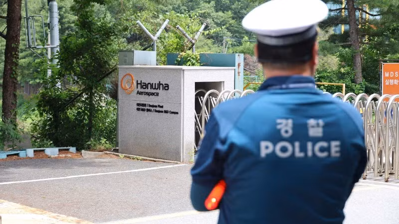 Cảnh sát bên ngoài hiện trường vụ cháy tại nhà máy của Hanwha. (Ảnh: Yonhap)