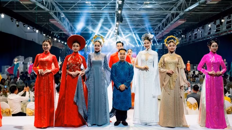 Nhà thiết kế Nguyễn Việt Hùng cùng các người mẫu trình diễn bộ sưu tập áo dài truyền thống của phụ nữ Việt Nam được thiết kế trên chất liệu vải Thái Tuấn.