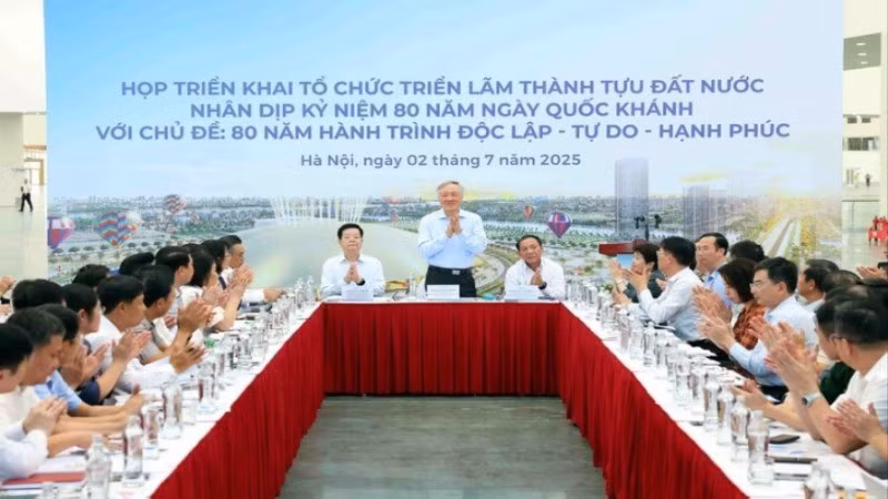 Phó Thủ tướng Thường trực Nguyễn Hòa Bình và Phó Thủ tướng Mai Văn Chính chủ trì cuộc họp. (Ảnh: Phạm Kiên/TTXVN)
