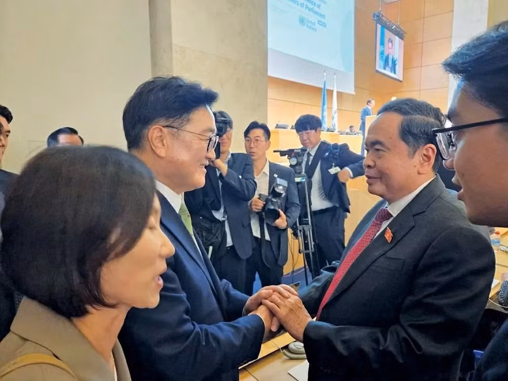Chủ tịch Quốc hội Trần Thanh Mẫn gặp Chủ tịch Quốc hội Hàn Quốc Woo Won Shik nhân dịp tham dự Hội nghị các Chủ tịch Quốc hội thế giới lần thứ 6 tại Geneva, Thụy Sỹ, tháng 7/2025. (Ảnh: Báo Đại biểu Nhân dân)