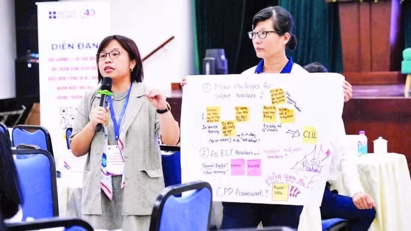 Các chuyên gia trang bị kiến thức cho giáo viên tiếng Anh tại diễn đàn “Bồi dưỡng, đào tạo đội ngũ để triển khai hiệu quả việc đưa tiếng Anh thành ngôn ngữ thứ hai trong trường học”.