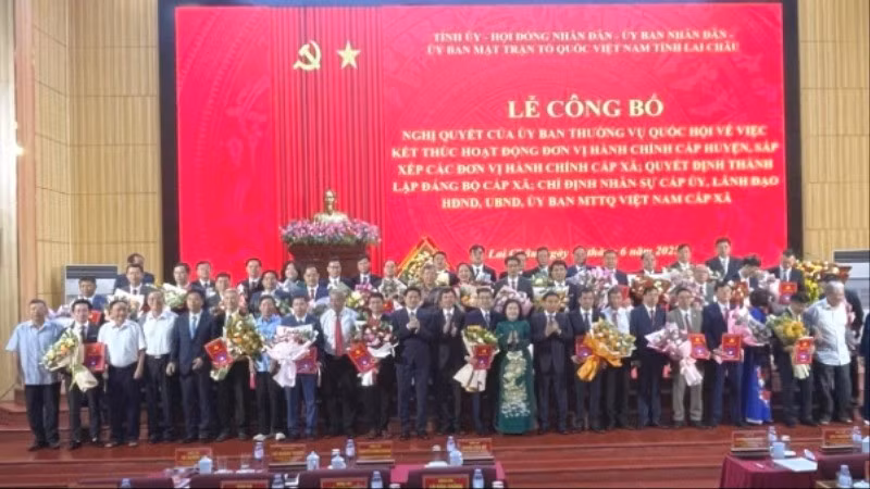 Trao Nghị quyết, và các Quyết định và tặng hoa chúc mừng đại diện các xã, phường tại buổi Lễ.