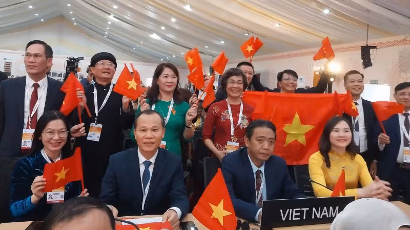 Thay mặt Việt Nam và cộng đồng thực hành di sản Nghề làm tranh dân gian Đông Hồ, Thứ trưởng Văn hóa, Thể thao và Du lịch, Phó Chủ tịch Ủy ban quốc gia UNESCO Việt Nam Hoàng Đạo Cương và Phó Chủ tịch Thường trực Ủy ban nhân dân tỉnh Bắc Ninh Mai Sơn đã phát biểu đáp từ và cam kết thực hiện những giải pháp bảo tồn, phát huy giá trị di sản sau khi được ghi danh.