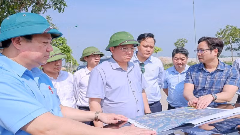 Chủ tịch Ủy ban nhân dân tỉnh Trần Duy Đông kiểm tra thực tế tại Khu công nghiệp Lập Thạch 1.