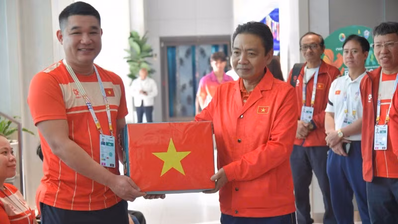 Thứ trưởng Văn hóa, Thể thao và Du lịch Hoàng Đạo Cương thăm, tặng quà Đoàn Thể thao người khuyết tật Việt Nam đang tham dự ASEAN Para Games 13 tại Thái Lan.