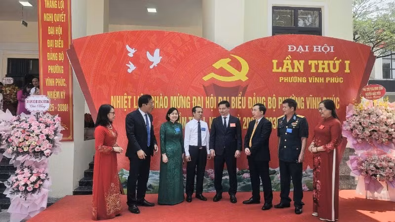 Các đại biểu dự Đại hội Đảng bộ phường Vĩnh Phúc.