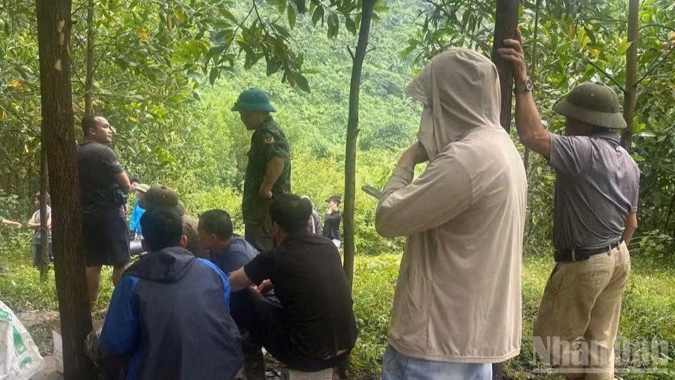 Chính quyền xã cùng lực lượng chức năng và người dân đã kịp thời đưa 3 người mắc kẹt trong hang Rút về nhà an toàn.