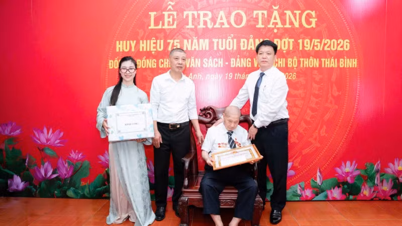 Lãnh đạo Ban Thường vụ Đảng ủy xã Đông Anh (Hà Nội) đến thăm, trao Huy hiệu 75 năm tuổi Đảng của đảng viên lão thành Đỗ Văn Sách.