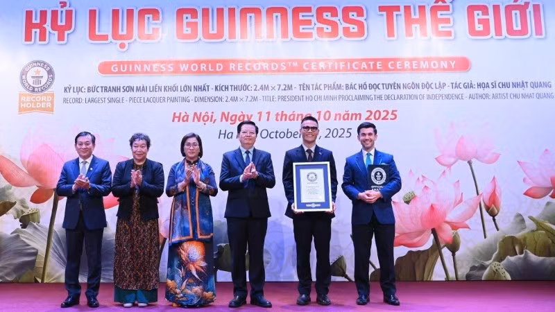 Họa sĩ Chu Nhật Quang đón nhận Kỷ lục Guinness thế giới tác phẩm “Bác Hồ đọc Tuyên ngôn Độc lập”.