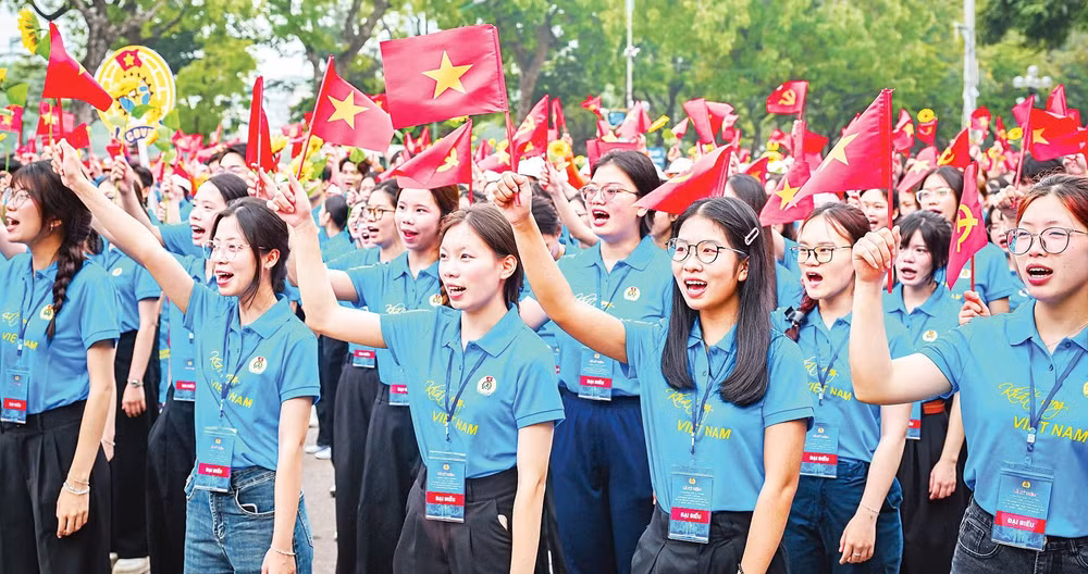 Công nhân lao động diễu hành kỷ niệm 140 năm Ngày Quốc tế Lao động. (Ảnh BẢO LONG)