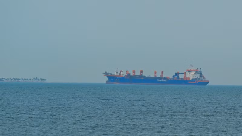 Tàu thương mại thả neo ngoài khơi Dubai, Các tiểu vương quốc Arab thống nhất, do gián đoạn hoạt động vận tải ở eo biển Hormuz, ngày 2/3/2026. (Ảnh: Anadolu Agency /TTXVN)
