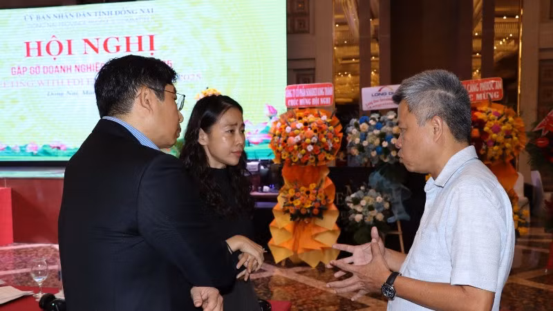 Trưởng Thuế tỉnh Đồng Nai Nguyễn Toàn Thắng (bên phải) trao đổi với doanh nghiệp liên quan đến chính sách thuế.