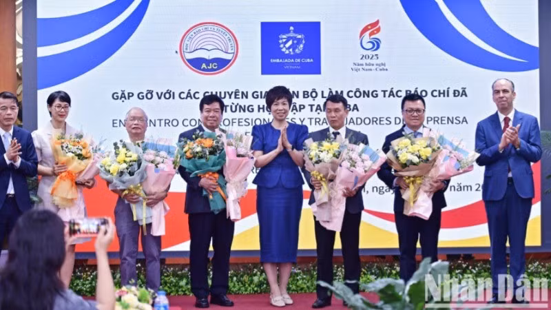 Ban tổ chức trao Huy chương Felix Elmusa, tặng hoa chúc mừng 5 chuyên gia, cán bộ làm công tác báo chí tiêu biểu của Việt Nam.