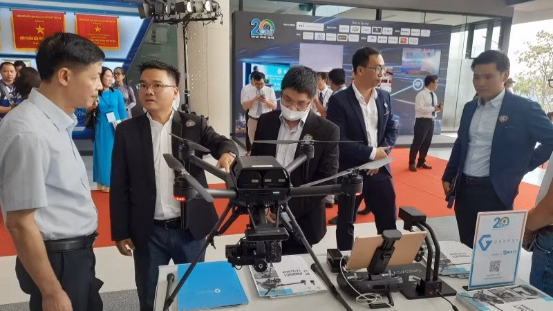 Các đại biểu tìm hiểu về UAV được trưng bày tại Thành phố Hồ Chí Minh. (Ảnh: CTV)