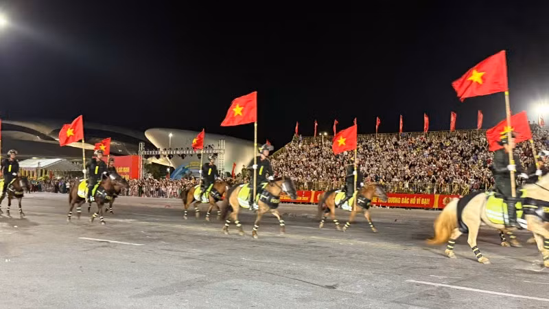 Màn biểu diễn kỵ binh của cán bộ chiến sĩ tại lễ khai mạc Hội thao. 