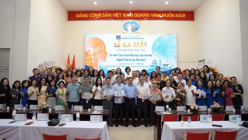Các đại biểu dự buổi lễ chụp ảnh lưu niệm. 