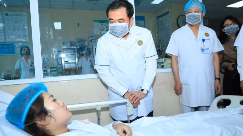 Bí thư Thành ủy Hà Nội thăm hỏi sức khỏe nạn nhân vụ cháy đang được điều trị tại bệnh viện. (Ảnh THÁI QUANG)