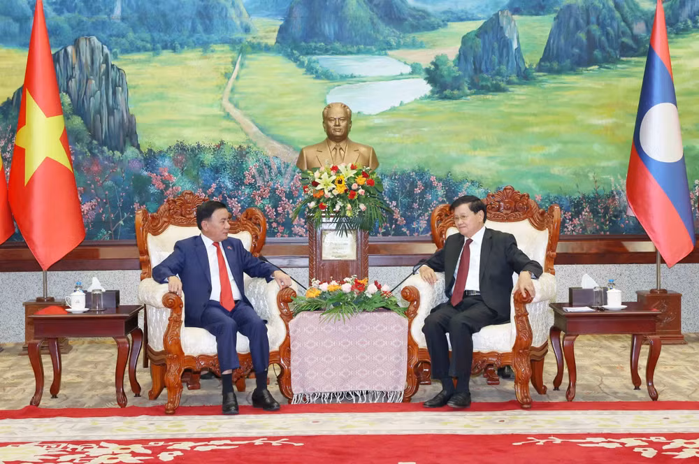 vna-potal-thuong-truc-ban-bi-thu-tran-cam-tu-hoi-kien-tong-bi-thu-chu-tich-nuoc-lao-8690824.jpg