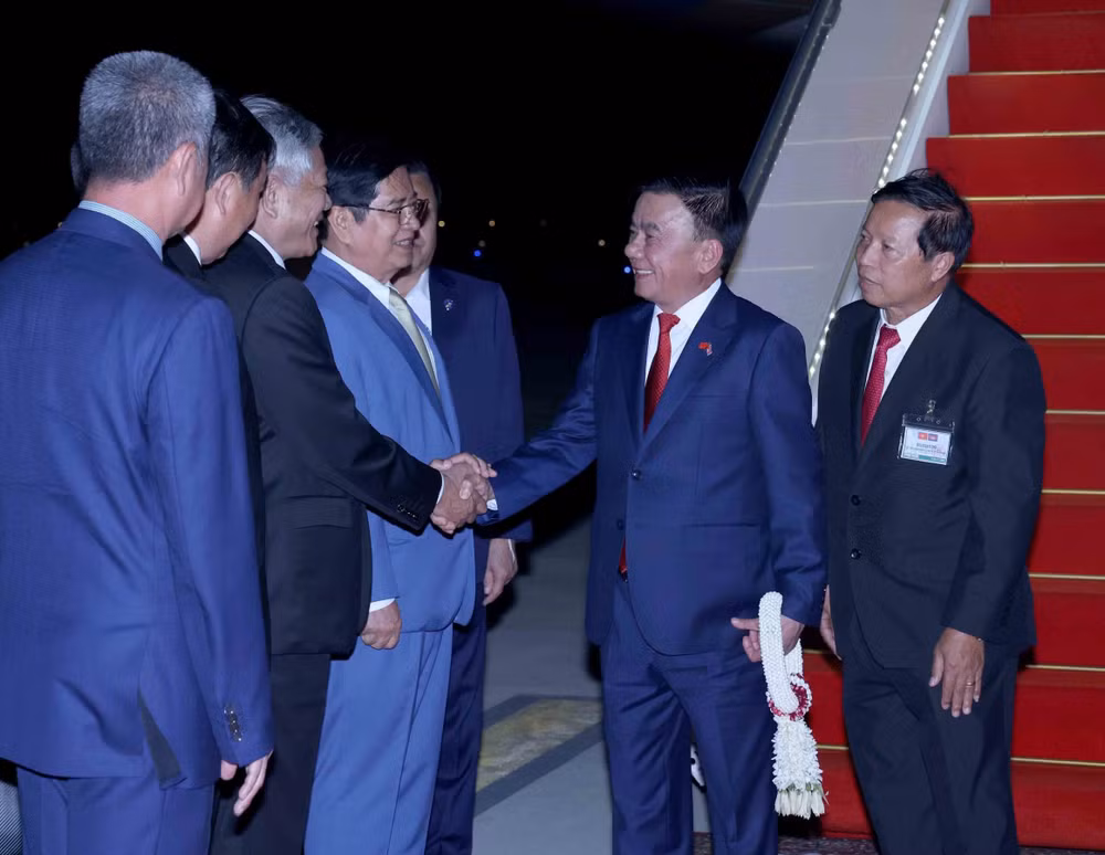 Lãnh đạo các cơ quan Đảng Nhân dân Campuchia đón Thường trực Ban Bí thư Trần Cẩm Tú tại Sân bay Quốc tế Techo. (Ảnh: TTXVN)