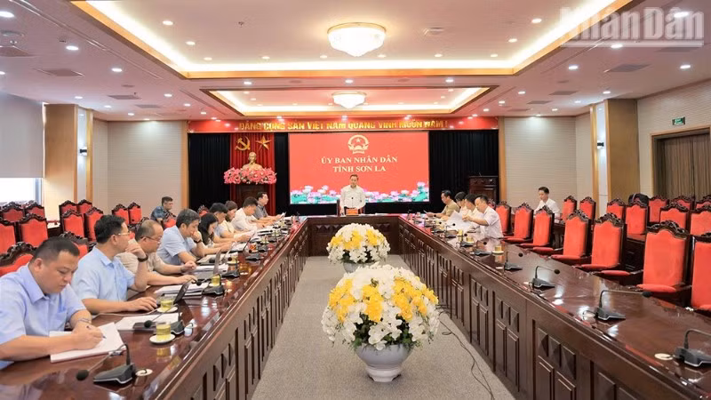 Đồng chí Nguyễn Đình Việt, Chủ tịch Ủy ban nhân dân tỉnh Sơn La chủ trì cuộc làm việc rà soát, tháo gỡ khó khăn, vướng mắc đối với một số dự án đầu tư trên địa bàn.