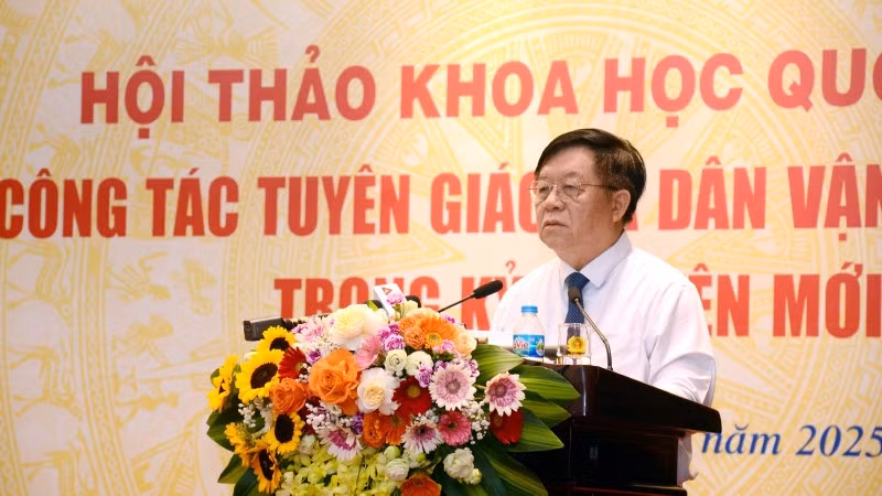 Đồng chí Nguyễn Trọng Nghĩa phát biểu kết luận hội thảo. 