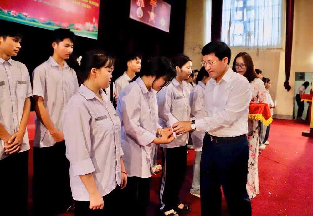 Đại diện Ủy ban Mặt trận Tổ quốc tỉnh Điện Biên trao kinh phí hỗ trợ học sinh có hoàn cảnh khó khăn trước kỳ thi tốt nghiệp trung học phổ thông năm 2025.