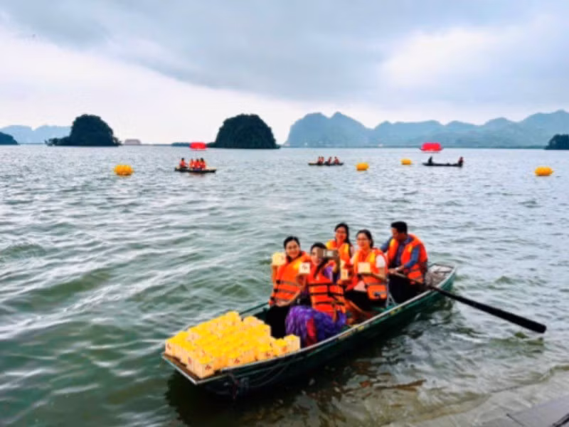 Du khách thả đèn hoa đăng trên hồ Lục Nhạc, Khu du lịch Tam Chúc, Hà Nam.