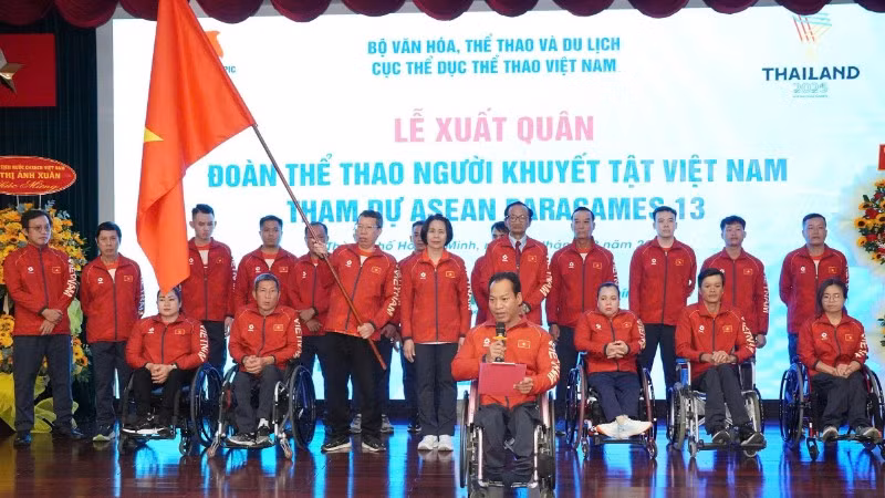 Lực sĩ cử tạ Lê Văn Công bày tỏ vinh dự được khoác áo Đoàn thể thao người khuyết tật Việt Nam tham dự ASEAN Para Games 13.