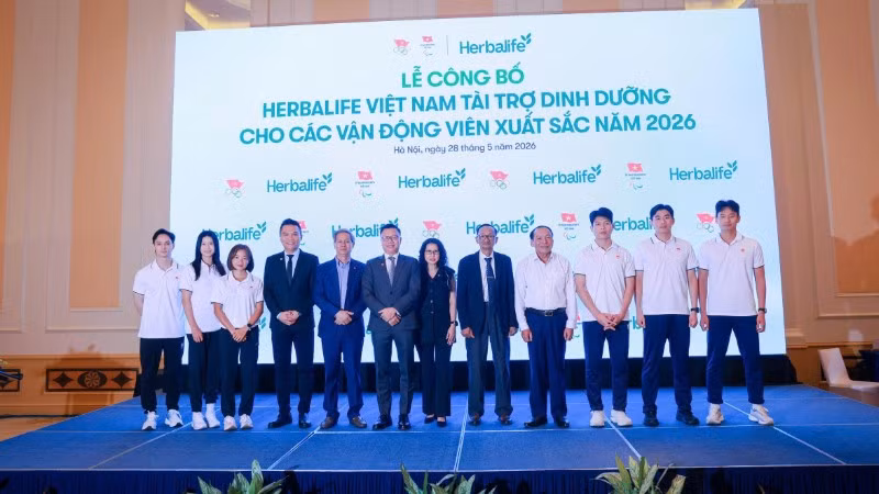 Các đại biểu cùng các vận động viên xuất sắc Việt Nam năm 2026 chụp ảnh tại buổi lễ.