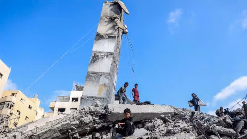 Một tòa nhà bị phá hủy sau các cuộc không kích tại Gaza. (Ảnh: TÂN HOA XÃ)