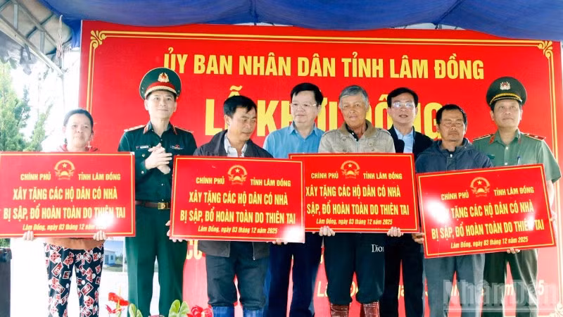 Phó Thủ tướng Mai Văn Chính và lãnh đạo bộ, ngành Trung ương, tỉnh Lâm Đồng trao bảng tượng trưng xây tặng nhà mới cho bốn gia đình có nhà bị sập hoàn toàn do thiên tai.