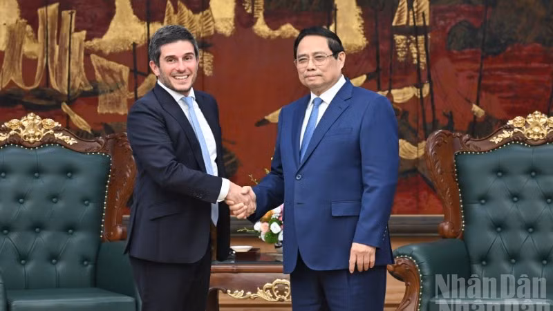 Thủ tướng Chính phủ Phạm Minh Chính và ông Gerald Toledano, thành viên Ban Điều hành, Giám đốc mảng sản phẩm cổ phiếu và đa tài sản toàn cầu của FTSE Russell. (Ảnh: TRẦN HẢI)
