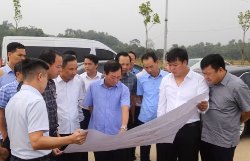 Cán bộ huyện Cẩm Khê, tỉnh Phú Thọ kiểm tra công tác giải phóng mặt bằng Khu công nghiệp Cẩm Khê.