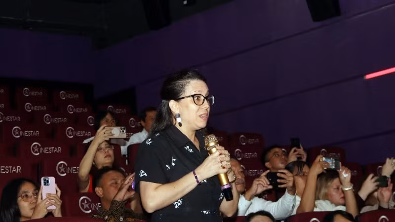 Bà Ariadne Feo Labrada, Tổng lãnh sự Cuba tại Thành phố Hồ Chí Minh giao lưu với đoàn làm phim "Mưa đỏ." (Ảnh: TTXVN)
