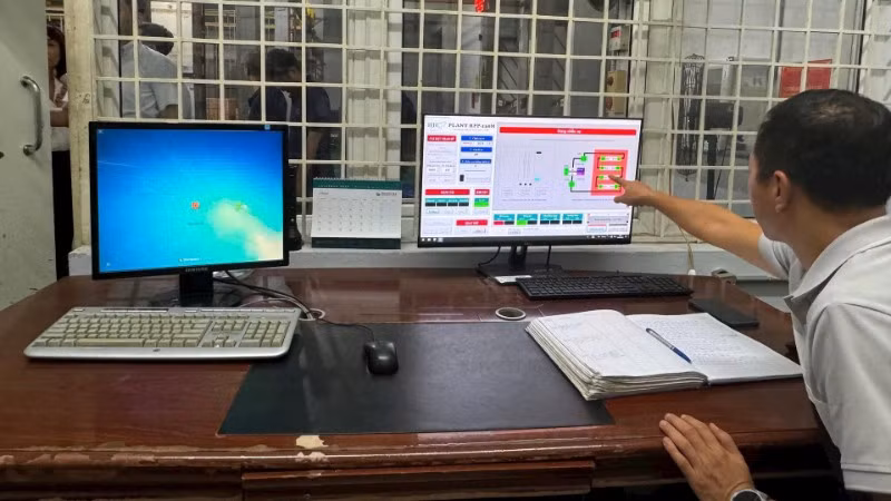 Cán bộ theo dõi, điều khiển quy trình chiếu xạ dược liệu tại phòng vận hành của Trung tâm Chiếu xạ Hà Nội.