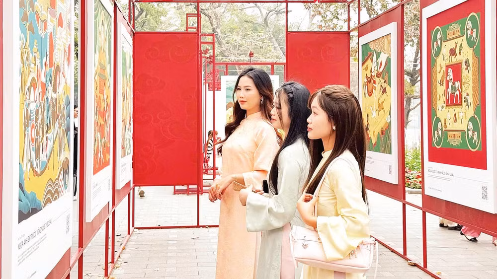Công chúng trẻ khám phá hình tượng linh vật năm Bính Ngọ tại một triển lãm ở Không gian đi bộ hồ Hoàn Kiếm.