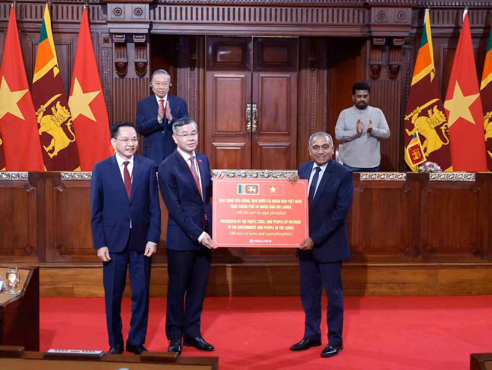 vna-potal-tong-bi-thu-chu-tich-nuoc-to-lam-va-tong-thong-anura-kumara-dissanayake-chung-kien-le-trao-cac-van-kien-hop-tac-8748710.jpg