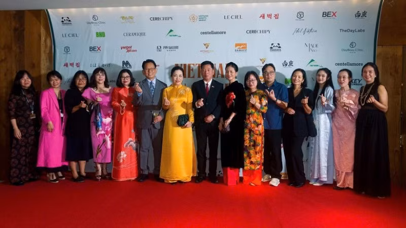 Đoàn Việt Nam trên thảm đỏ sự kiện tại Liên hoan phim quốc tế Busan 2025. (Ảnh: VFDA)
