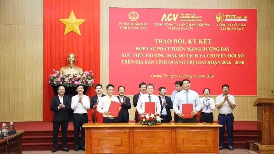 Lễ ký kết hợp tác giữa Ủy ban nhân dân tỉnh Quảng Trị với ACV và Tập đoàn T&T về xúc tiến thị trường, phát triển vận tải hàng không. (Ảnh: HG)