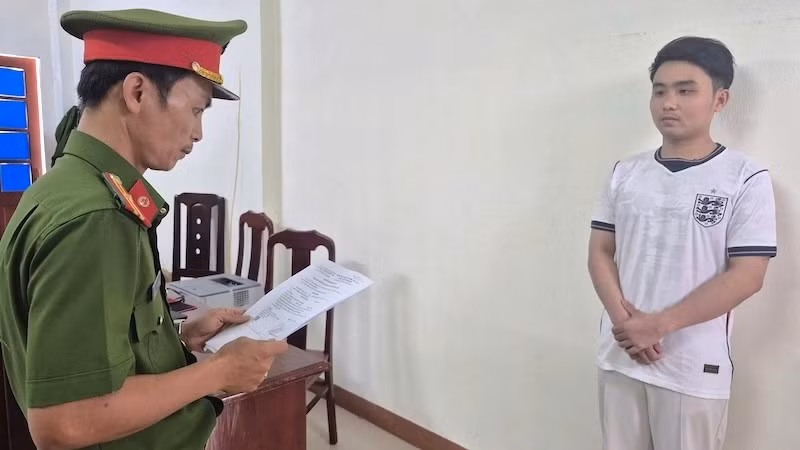 Lực lượng chức năng tống đạt Quyết định tạm giữ hình sự đối với Trần Bá Trường. (Ảnh: Công an cung cấp)