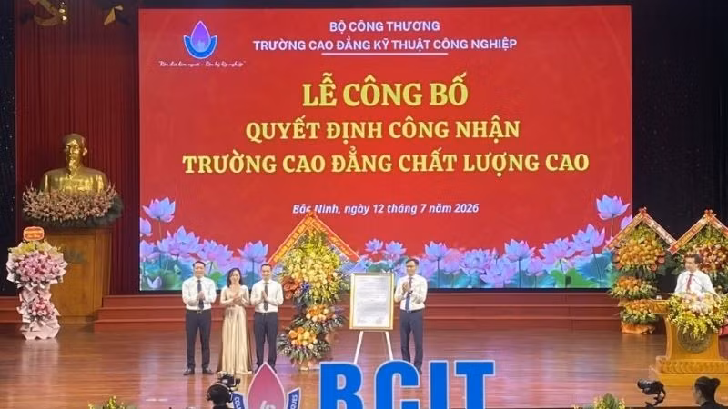 Đại diện Bộ Giáo dục và Đào tạo trao Quyết định công nhận đạt chuẩn trường cao đẳng chất lượng cao tại buổi lễ.