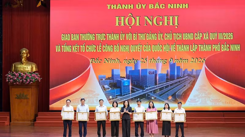 Đại diện các tập thể nhận Bằng khen của Chủ tịch Ủy ban nhân dân thành phố Bắc Ninh. (Ảnh: NQ)