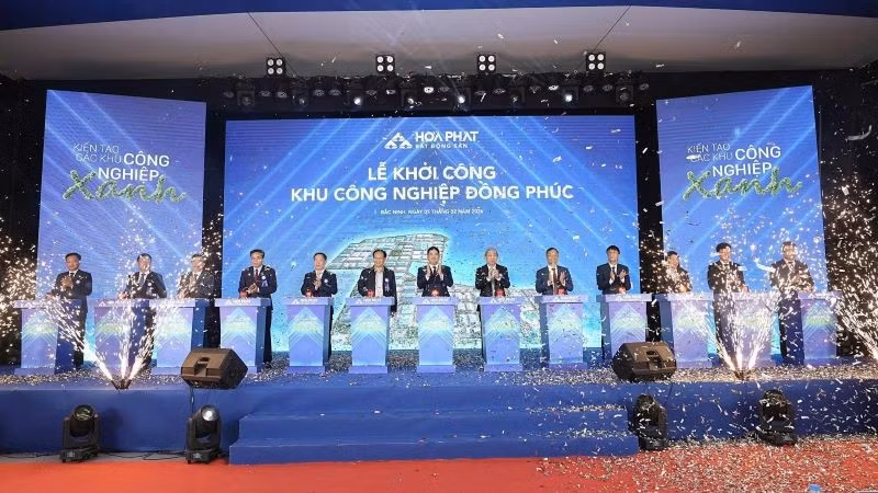 Đại diện lãnh đạo tỉnh Bắc Ninh và Chủ đầu tư bấm nút khởi công xây dựng Khu công nghiệp Đồng Phúc.